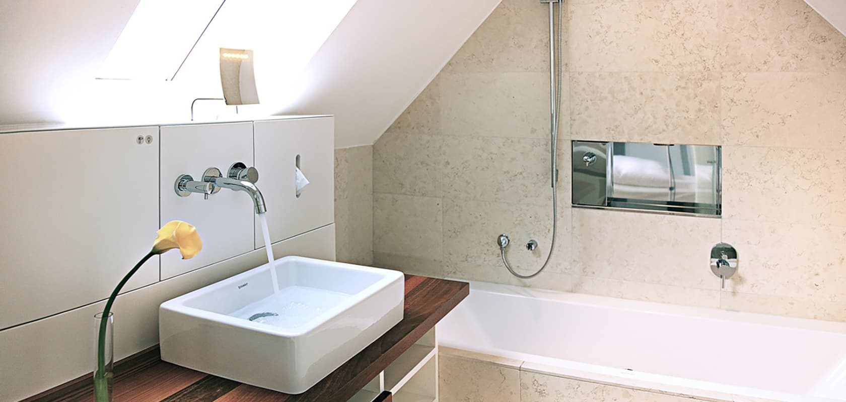 H3_DZ_Bus_3_Bad_web_RGB_1680x800_komp